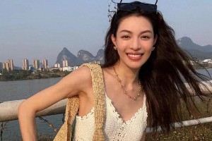 钟楚曦白色吊带裙混搭风，展现优雅气质